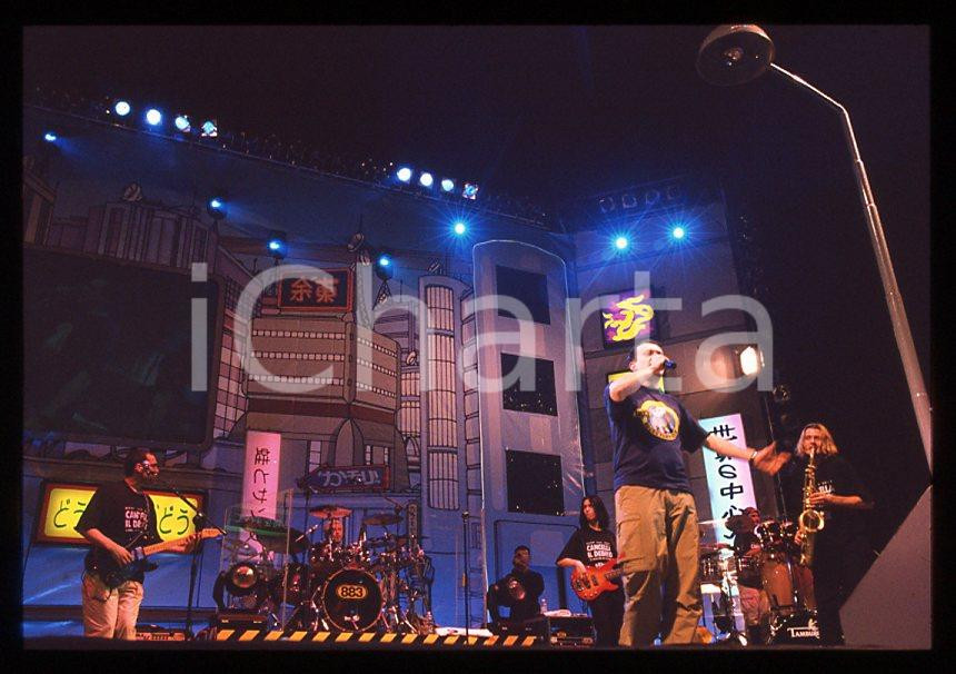 883 Max PEZZALI Grazie mille tour 1999 - 35mm vintage slide (28) Diapositiva originale, in formato 35 mm.Per i diritti rivolgersi a ICharta.E' severamente vietata la riproduzione. Tutti i diritti sono riservati.ICharta mette in vendita, sul negozio eBay e in esclusiva sul sito "icharta" il proprio archivio composto da numerose diapositive e negativi fotografici d'epoca, tutti originali e autentici, che attraversano la storia del costume tra la fine degli anni Sessanta e Novanta.Si tratta di uno sguardo inedito sull'attualità , la politica, la vita quotidiana, il gossip e la cultura, che fotografa il cambiamento della nazione in quest'ultimo scorcio del XX secolo.Un'occasione unica per il mercato del collezionismo, che vede finalmente disponibile un archivio eccezionale per vastità , tematiche e condizioni, in un settore (il negativo fotografico e la diapositiva) di assoluta novità e dalle interessanti prospettive di investimento. GOOD/buono   originale e autentica 1