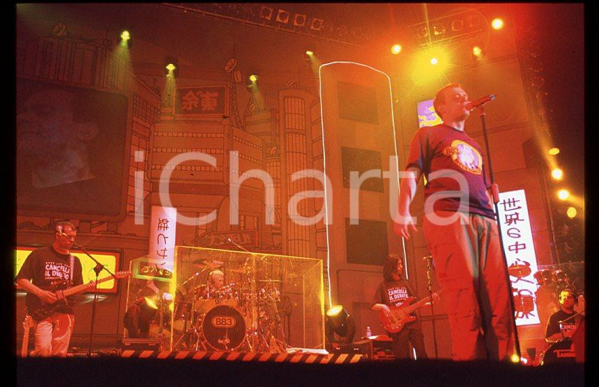 883 Max PEZZALI Grazie mille tour 1999 - 35mm vintage slide (27) Diapositiva originale, in formato 35 mm.Per i diritti rivolgersi a ICharta.E' severamente vietata la riproduzione. Tutti i diritti sono riservati.ICharta mette in vendita, sul negozio eBay e in esclusiva sul sito "icharta" il proprio archivio composto da numerose diapositive e negativi fotografici d'epoca, tutti originali e autentici, che attraversano la storia del costume tra la fine degli anni Sessanta e Novanta.Si tratta di uno sguardo inedito sull'attualità , la politica, la vita quotidiana, il gossip e la cultura, che fotografa il cambiamento della nazione in quest'ultimo scorcio del XX secolo.Un'occasione unica per il mercato del collezionismo, che vede finalmente disponibile un archivio eccezionale per vastità , tematiche e condizioni, in un settore (il negativo fotografico e la diapositiva) di assoluta novità e dalle interessanti prospettive di investimento. GOOD/buono   originale e autentica 1