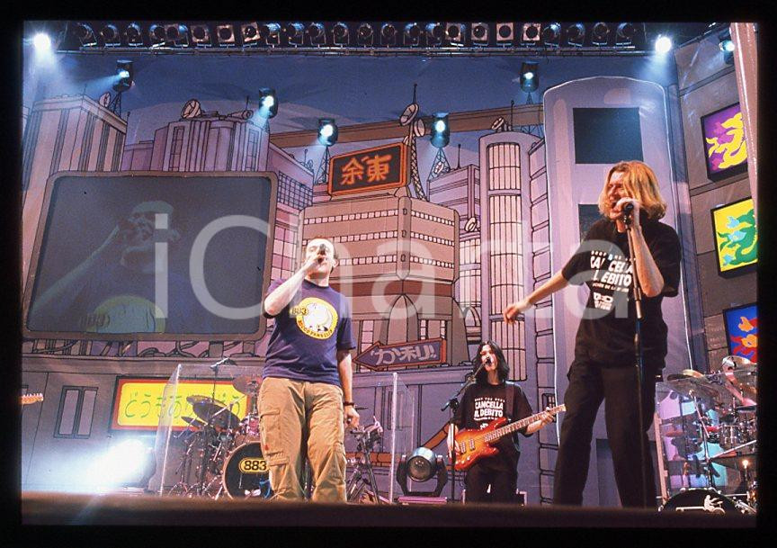 883 Max PEZZALI Grazie mille tour 1999 - 35mm vintage slide (31) Diapositiva originale, in formato 35 mm.Per i diritti rivolgersi a ICharta.E' severamente vietata la riproduzione. Tutti i diritti sono riservati.ICharta mette in vendita, sul negozio eBay e in esclusiva sul sito "icharta" il proprio archivio composto da numerose diapositive e negativi fotografici d'epoca, tutti originali e autentici, che attraversano la storia del costume tra la fine degli anni Sessanta e Novanta.Si tratta di uno sguardo inedito sull'attualità , la politica, la vita quotidiana, il gossip e la cultura, che fotografa il cambiamento della nazione in quest'ultimo scorcio del XX secolo.Un'occasione unica per il mercato del collezionismo, che vede finalmente disponibile un archivio eccezionale per vastità , tematiche e condizioni, in un settore (il negativo fotografico e la diapositiva) di assoluta novità e dalle interessanti prospettive di investimento. GOOD/buono   originale e autentica 1