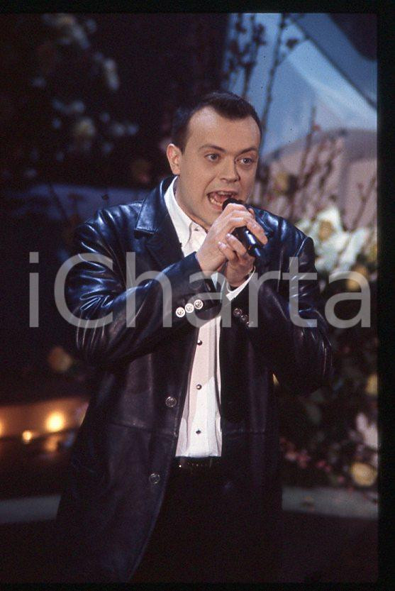 883 Max PEZZALI Festival di Sanremo 1995 - 35mm vintage slide (6) Diapositiva originale, in formato 35 mm.Per i diritti rivolgersi a ICharta.E' severamente vietata la riproduzione. Tutti i diritti sono riservati.ICharta mette in vendita, sul negozio eBay e in esclusiva sul sito "icharta" il proprio archivio composto da numerose diapositive e negativi fotografici d'epoca, tutti originali e autentici, che attraversano la storia del costume tra la fine degli anni Sessanta e Novanta.Si tratta di uno sguardo inedito sull'attualità , la politica, la vita quotidiana, il gossip e la cultura, che fotografa il cambiamento della nazione in quest'ultimo scorcio del XX secolo.Un'occasione unica per il mercato del collezionismo, che vede finalmente disponibile un archivio eccezionale per vastità , tematiche e condizioni, in un settore (il negativo fotografico e la diapositiva) di assoluta novità e dalle interessanti prospettive di investimento. GOOD/buono   originale e autentica 1