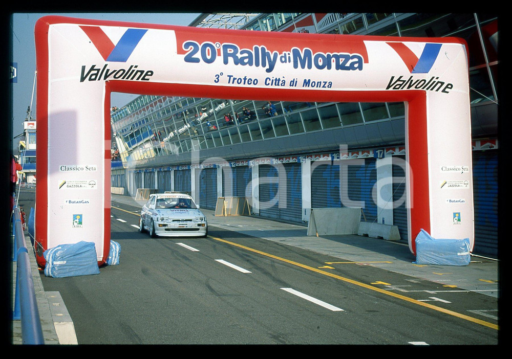 20° RALLY di MONZA - MONZA 1997 35 mm vintage slide 3 Diapositiva d'epoca, in formato 35 mm.CONDIZIONI: GOODE' severamente vietata la riproduzione. Tutti i diritti sono riservati.Nella diapositiva ICharta mette in vendita, sul negozio eBay e in esclusiva sul sito "icharta" il proprio archivio composto da numerose diapositive e negativi fotografici d'epoca, tutti originali e autentici, che attraversano la storia del costume italiano tra gli la fine degli anni Sessanta e Novanta.Si tratta di uno sguardo inedito sull'attualità , la politica, la vita quotidiana, il gossip e la cultura, che fotografa il cambiamento della nazione in quest'ultimo scorcio del XX secolo. Un'occasione unica per il mercato del collezionismo, che vede finalmente disponibile un archivio eccezionale per vastità , tematiche e condizioni, in un settore (il negativo fotografico e la diapositiva) di assoluta novità e dalle interessanti prospettive di investimento.  GOOD/buono   originale e autentica 1