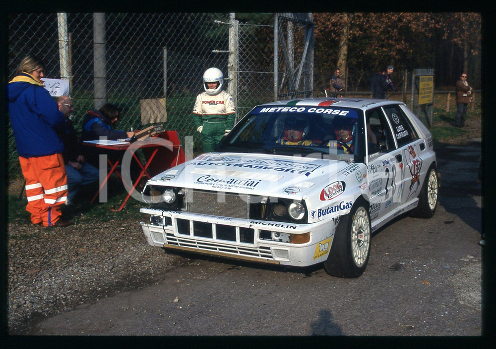 Loris CAPIROSSI su LANCIA DELTA HF 20° RALLY di MONZA 1997 35 mm vintage slide Diapositiva d'epoca, in formato 35 mm.CONDIZIONI: GOODE' severamente vietata la riproduzione. Tutti i diritti sono riservati.Nella diapositiva ICharta mette in vendita, sul negozio eBay e in esclusiva sul sito "icharta" il proprio archivio composto da numerose diapositive e negativi fotografici d'epoca, tutti originali e autentici, che attraversano la storia del costume italiano tra gli la fine degli anni Sessanta e Novanta.Si tratta di uno sguardo inedito sull'attualità , la politica, la vita quotidiana, il gossip e la cultura, che fotografa il cambiamento della nazione in quest'ultimo scorcio del XX secolo. Un'occasione unica per il mercato del collezionismo, che vede finalmente disponibile un archivio eccezionale per vastità , tematiche e condizioni, in un settore (il negativo fotografico e la diapositiva) di assoluta novità e dalle interessanti prospettive di investimento.  GOOD/buono   originale e autentica 1