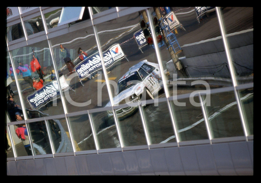 20° RALLY di MONZA - MONZA 1997 35 mm vintage slide 5 Diapositiva d'epoca, in formato 35 mm.CONDIZIONI: GOODE' severamente vietata la riproduzione. Tutti i diritti sono riservati.Nella diapositiva ICharta mette in vendita, sul negozio eBay e in esclusiva sul sito "icharta" il proprio archivio composto da numerose diapositive e negativi fotografici d'epoca, tutti originali e autentici, che attraversano la storia del costume italiano tra gli la fine degli anni Sessanta e Novanta.Si tratta di uno sguardo inedito sull'attualità , la politica, la vita quotidiana, il gossip e la cultura, che fotografa il cambiamento della nazione in quest'ultimo scorcio del XX secolo. Un'occasione unica per il mercato del collezionismo, che vede finalmente disponibile un archivio eccezionale per vastità , tematiche e condizioni, in un settore (il negativo fotografico e la diapositiva) di assoluta novità e dalle interessanti prospettive di investimento.  GOOD/buono   originale e autentica 1
