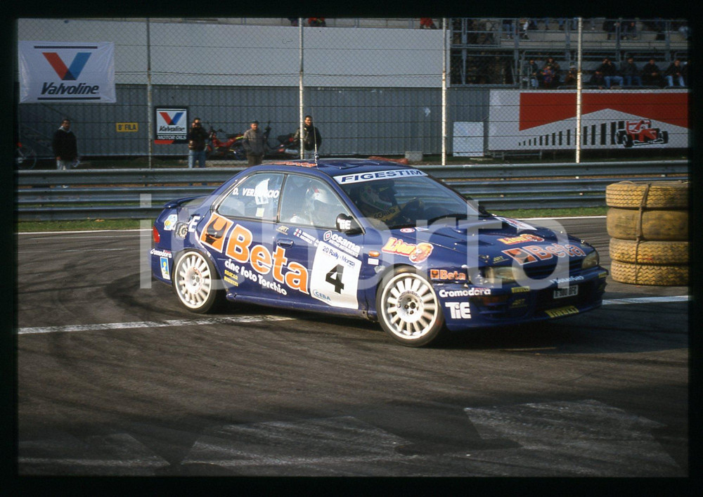 Giancarlo FISICHELLA SUBARU IMPREZA 555 20 RALLY MONZA 1997 35mm vintage slide 2 Diapositiva d'epoca, in formato 35 mm.CONDIZIONI: GOODE' severamente vietata la riproduzione. Tutti i diritti sono riservati.Nella diapositiva ICharta mette in vendita, sul negozio eBay e in esclusiva sul sito "icharta" il proprio archivio composto da numerose diapositive e negativi fotografici d'epoca, tutti originali e autentici, che attraversano la storia del costume italiano tra gli la fine degli anni Sessanta e Novanta.Si tratta di uno sguardo inedito sull'attualità , la politica, la vita quotidiana, il gossip e la cultura, che fotografa il cambiamento della nazione in quest'ultimo scorcio del XX secolo. Un'occasione unica per il mercato del collezionismo, che vede finalmente disponibile un archivio eccezionale per vastità , tematiche e condizioni, in un settore (il negativo fotografico e la diapositiva) di assoluta novità e dalle interessanti prospettive di investimento.  GOOD/buono   originale e autentica 1