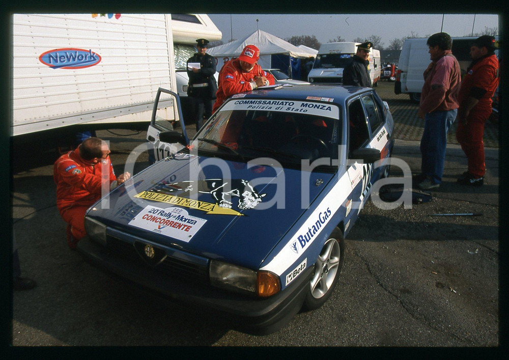 Emanuele BERGAMO su ALFA ROMEO 33 - 20° RALLY di MONZA 1997 35 mm vintage slide Diapositiva d'epoca, in formato 35 mm.CONDIZIONI: GOODE' severamente vietata la riproduzione. Tutti i diritti sono riservati.Nella diapositiva ICharta mette in vendita, sul negozio eBay e in esclusiva sul sito "icharta" il proprio archivio composto da numerose diapositive e negativi fotografici d'epoca, tutti originali e autentici, che attraversano la storia del costume italiano tra gli la fine degli anni Sessanta e Novanta.Si tratta di uno sguardo inedito sull'attualità , la politica, la vita quotidiana, il gossip e la cultura, che fotografa il cambiamento della nazione in quest'ultimo scorcio del XX secolo. Un'occasione unica per il mercato del collezionismo, che vede finalmente disponibile un archivio eccezionale per vastità , tematiche e condizioni, in un settore (il negativo fotografico e la diapositiva) di assoluta novità e dalle interessanti prospettive di investimento.  GOOD/buono   originale e autentica 1