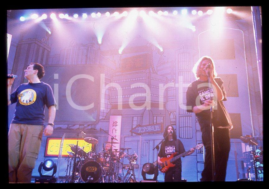 883 Max PEZZALI Grazie mille tour 1999 - 35mm vintage slide (34) Diapositiva originale, in formato 35 mm.Per i diritti rivolgersi a ICharta.E' severamente vietata la riproduzione. Tutti i diritti sono riservati.ICharta mette in vendita, sul negozio eBay e in esclusiva sul sito "icharta" il proprio archivio composto da numerose diapositive e negativi fotografici d'epoca, tutti originali e autentici, che attraversano la storia del costume tra la fine degli anni Sessanta e Novanta.Si tratta di uno sguardo inedito sull'attualità , la politica, la vita quotidiana, il gossip e la cultura, che fotografa il cambiamento della nazione in quest'ultimo scorcio del XX secolo.Un'occasione unica per il mercato del collezionismo, che vede finalmente disponibile un archivio eccezionale per vastità , tematiche e condizioni, in un settore (il negativo fotografico e la diapositiva) di assoluta novità e dalle interessanti prospettive di investimento. GOOD/buono   originale e autentica 1