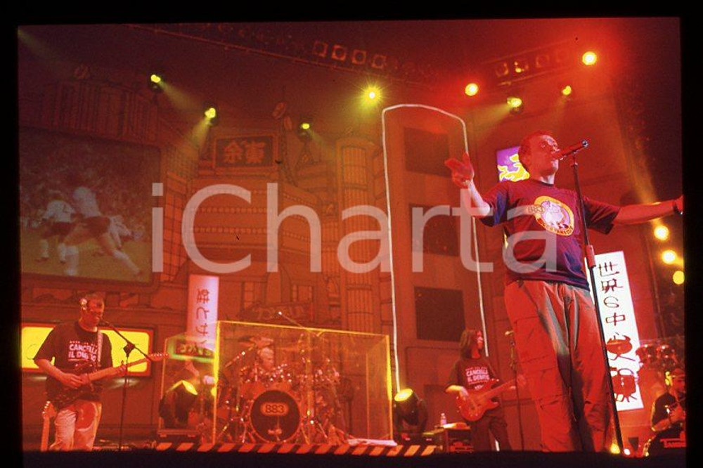 883 Max PEZZALI Grazie mille tour 1999 - 35mm vintage slide (35) Diapositiva originale, in formato 35 mm.Per i diritti rivolgersi a ICharta.E' severamente vietata la riproduzione. Tutti i diritti sono riservati.ICharta mette in vendita, sul negozio eBay e in esclusiva sul sito "icharta" il proprio archivio composto da numerose diapositive e negativi fotografici d'epoca, tutti originali e autentici, che attraversano la storia del costume tra la fine degli anni Sessanta e Novanta.Si tratta di uno sguardo inedito sull'attualità , la politica, la vita quotidiana, il gossip e la cultura, che fotografa il cambiamento della nazione in quest'ultimo scorcio del XX secolo.Un'occasione unica per il mercato del collezionismo, che vede finalmente disponibile un archivio eccezionale per vastità , tematiche e condizioni, in un settore (il negativo fotografico e la diapositiva) di assoluta novità e dalle interessanti prospettive di investimento. GOOD/buono   originale e autentica 1