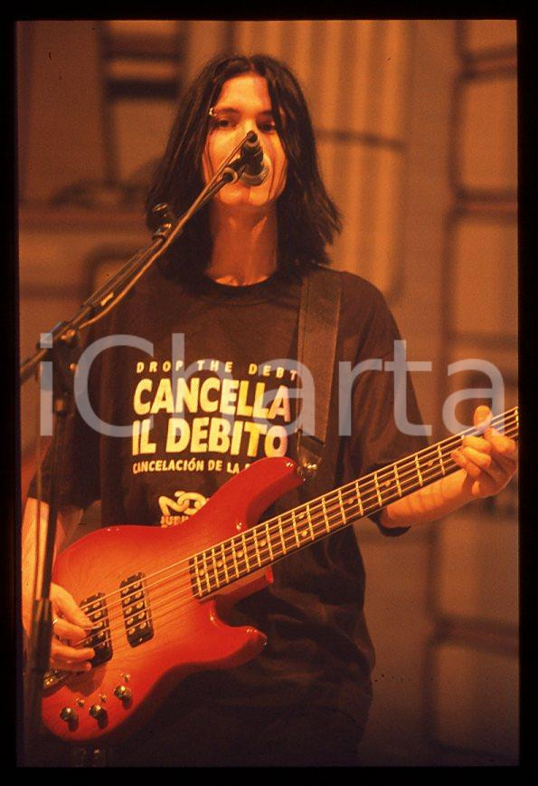 883 Max PEZZALI Grazie mille tour 1999 - 35mm vintage slide (38) Diapositiva originale, in formato 35 mm.Per i diritti rivolgersi a ICharta.E' severamente vietata la riproduzione. Tutti i diritti sono riservati.ICharta mette in vendita, sul negozio eBay e in esclusiva sul sito "icharta" il proprio archivio composto da numerose diapositive e negativi fotografici d'epoca, tutti originali e autentici, che attraversano la storia del costume tra la fine degli anni Sessanta e Novanta.Si tratta di uno sguardo inedito sull'attualità , la politica, la vita quotidiana, il gossip e la cultura, che fotografa il cambiamento della nazione in quest'ultimo scorcio del XX secolo.Un'occasione unica per il mercato del collezionismo, che vede finalmente disponibile un archivio eccezionale per vastità , tematiche e condizioni, in un settore (il negativo fotografico e la diapositiva) di assoluta novità e dalle interessanti prospettive di investimento. GOOD/buono   originale e autentica 1