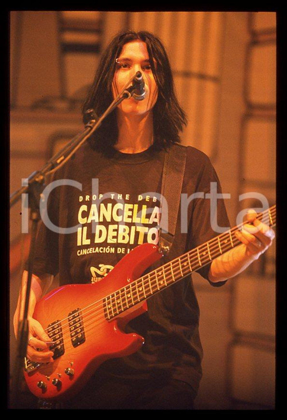 883 Max PEZZALI Grazie mille tour 1999 - 35mm vintage slide (40) Diapositiva originale, in formato 35 mm.Per i diritti rivolgersi a ICharta.E' severamente vietata la riproduzione. Tutti i diritti sono riservati.ICharta mette in vendita, sul negozio eBay e in esclusiva sul sito "icharta" il proprio archivio composto da numerose diapositive e negativi fotografici d'epoca, tutti originali e autentici, che attraversano la storia del costume tra la fine degli anni Sessanta e Novanta.Si tratta di uno sguardo inedito sull'attualità , la politica, la vita quotidiana, il gossip e la cultura, che fotografa il cambiamento della nazione in quest'ultimo scorcio del XX secolo.Un'occasione unica per il mercato del collezionismo, che vede finalmente disponibile un archivio eccezionale per vastità , tematiche e condizioni, in un settore (il negativo fotografico e la diapositiva) di assoluta novità e dalle interessanti prospettive di investimento. GOOD/buono   originale e autentica 1