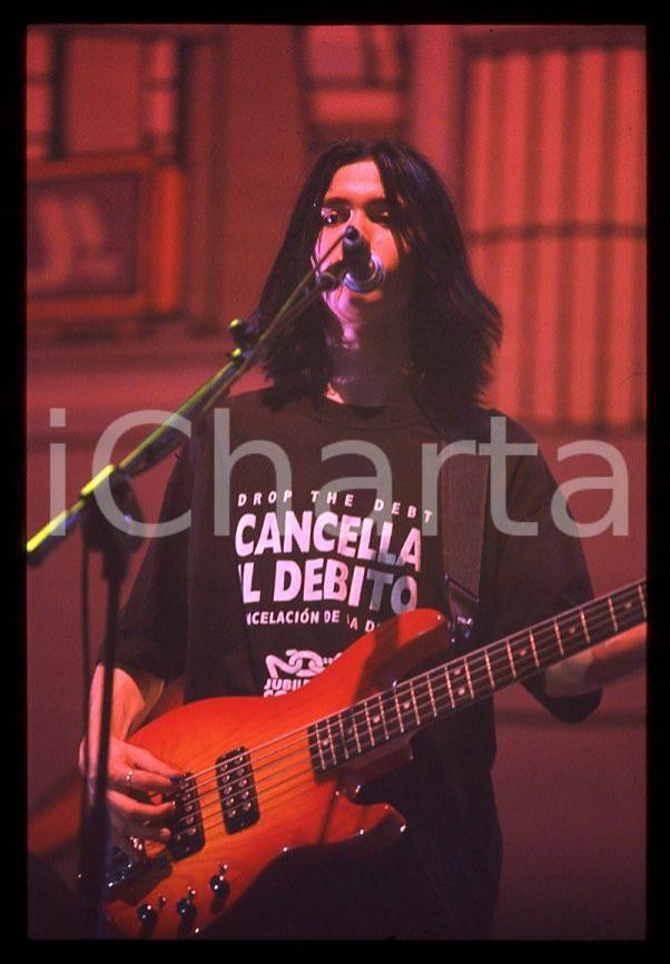 883 Max PEZZALI Grazie mille tour 1999 - 35mm vintage slide (39) Diapositiva originale, in formato 35 mm.Per i diritti rivolgersi a ICharta.E' severamente vietata la riproduzione. Tutti i diritti sono riservati.ICharta mette in vendita, sul negozio eBay e in esclusiva sul sito "icharta" il proprio archivio composto da numerose diapositive e negativi fotografici d'epoca, tutti originali e autentici, che attraversano la storia del costume tra la fine degli anni Sessanta e Novanta.Si tratta di uno sguardo inedito sull'attualità , la politica, la vita quotidiana, il gossip e la cultura, che fotografa il cambiamento della nazione in quest'ultimo scorcio del XX secolo.Un'occasione unica per il mercato del collezionismo, che vede finalmente disponibile un archivio eccezionale per vastità , tematiche e condizioni, in un settore (il negativo fotografico e la diapositiva) di assoluta novità e dalle interessanti prospettive di investimento. GOOD/buono   originale e autentica 1