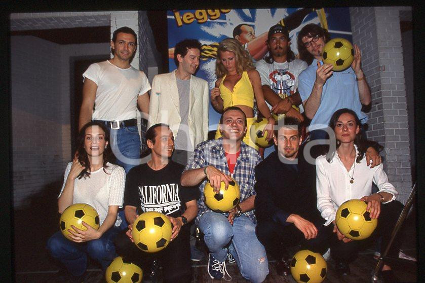 883 Max PEZZALI Cast videofilm DURA LEGGE DEL GOL 1997 - 35mm vintage slide (7) Diapositiva originale, in formato 35 mm.Per i diritti rivolgersi a ICharta.E' severamente vietata la riproduzione. Tutti i diritti sono riservati.ICharta mette in vendita, sul negozio eBay e in esclusiva sul sito "icharta" il proprio archivio composto da numerose diapositive e negativi fotografici d'epoca, tutti originali e autentici, che attraversano la storia del costume tra la fine degli anni Sessanta e Novanta.Si tratta di uno sguardo inedito sull'attualità , la politica, la vita quotidiana, il gossip e la cultura, che fotografa il cambiamento della nazione in quest'ultimo scorcio del XX secolo.Un'occasione unica per il mercato del collezionismo, che vede finalmente disponibile un archivio eccezionale per vastità , tematiche e condizioni, in un settore (il negativo fotografico e la diapositiva) di assoluta novità e dalle interessanti prospettive di investimento. GOOD/buono   originale e autentica 1