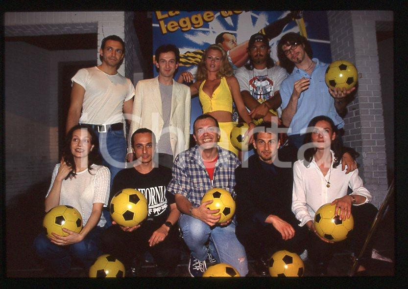 883 Max PEZZALI Cast videofilm DURA LEGGE DEL GOL 1997 - 35mm vintage slide (6) Diapositiva originale, in formato 35 mm.Per i diritti rivolgersi a ICharta.E' severamente vietata la riproduzione. Tutti i diritti sono riservati.ICharta mette in vendita, sul negozio eBay e in esclusiva sul sito "icharta" il proprio archivio composto da numerose diapositive e negativi fotografici d'epoca, tutti originali e autentici, che attraversano la storia del costume tra la fine degli anni Sessanta e Novanta.Si tratta di uno sguardo inedito sull'attualità , la politica, la vita quotidiana, il gossip e la cultura, che fotografa il cambiamento della nazione in quest'ultimo scorcio del XX secolo.Un'occasione unica per il mercato del collezionismo, che vede finalmente disponibile un archivio eccezionale per vastità , tematiche e condizioni, in un settore (il negativo fotografico e la diapositiva) di assoluta novità e dalle interessanti prospettive di investimento. GOOD/buono   originale e autentica 1