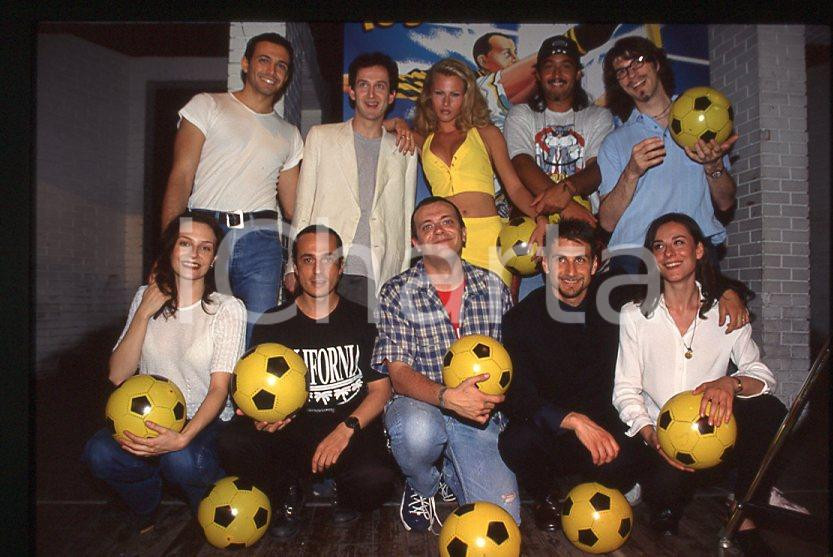 883 Max PEZZALI Cast videofilm DURA LEGGE DEL GOL 1997 - 35mm vintage slide (5) Diapositiva originale, in formato 35 mm.Per i diritti rivolgersi a ICharta.E' severamente vietata la riproduzione. Tutti i diritti sono riservati.ICharta mette in vendita, sul negozio eBay e in esclusiva sul sito "icharta" il proprio archivio composto da numerose diapositive e negativi fotografici d'epoca, tutti originali e autentici, che attraversano la storia del costume tra la fine degli anni Sessanta e Novanta.Si tratta di uno sguardo inedito sull'attualità , la politica, la vita quotidiana, il gossip e la cultura, che fotografa il cambiamento della nazione in quest'ultimo scorcio del XX secolo.Un'occasione unica per il mercato del collezionismo, che vede finalmente disponibile un archivio eccezionale per vastità , tematiche e condizioni, in un settore (il negativo fotografico e la diapositiva) di assoluta novità e dalle interessanti prospettive di investimento. GOOD/buono   originale e autentica 1