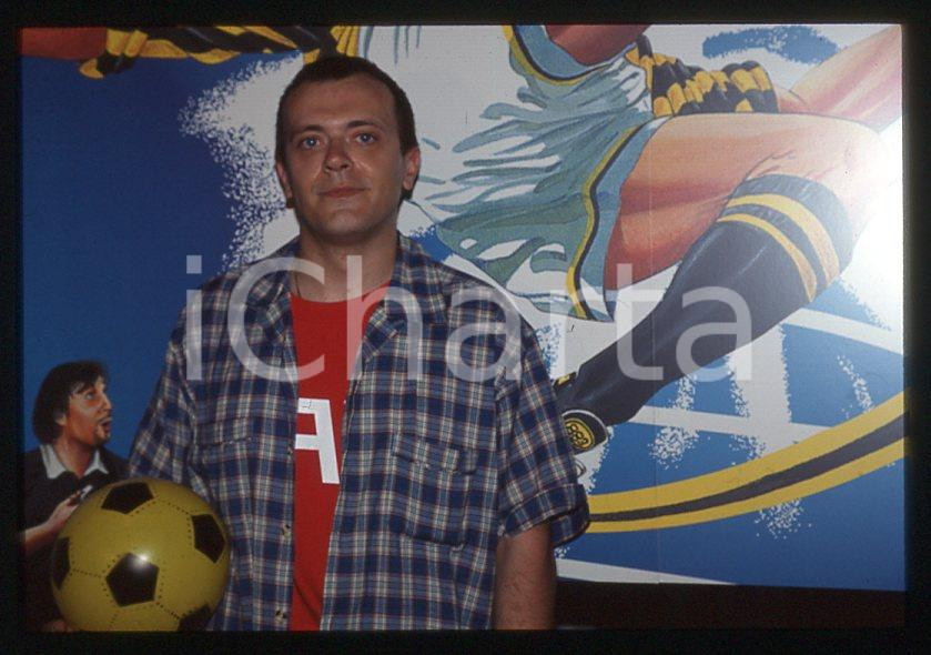 883 Max PEZZALI presenta LA DURA LEGGE DEL GOL 1997 - 35mm vintage slide (2) Diapositiva originale, in formato 35 mm.Per i diritti rivolgersi a ICharta.E' severamente vietata la riproduzione. Tutti i diritti sono riservati.ICharta mette in vendita, sul negozio eBay e in esclusiva sul sito "icharta" il proprio archivio composto da numerose diapositive e negativi fotografici d'epoca, tutti originali e autentici, che attraversano la storia del costume tra la fine degli anni Sessanta e Novanta.Si tratta di uno sguardo inedito sull'attualità , la politica, la vita quotidiana, il gossip e la cultura, che fotografa il cambiamento della nazione in quest'ultimo scorcio del XX secolo.Un'occasione unica per il mercato del collezionismo, che vede finalmente disponibile un archivio eccezionale per vastità , tematiche e condizioni, in un settore (il negativo fotografico e la diapositiva) di assoluta novità e dalle interessanti prospettive di investimento. GOOD/buono   originale e autentica 1