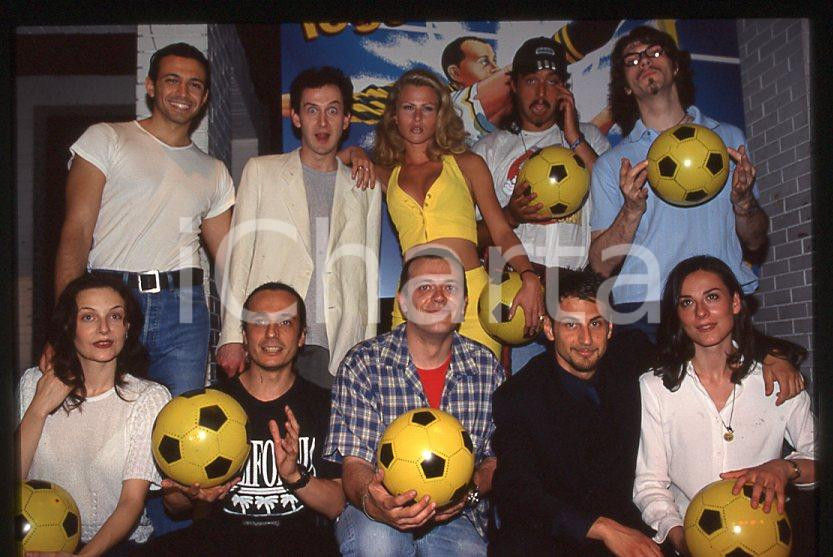 883 Max PEZZALI Cast videofilm DURA LEGGE DEL GOL 1997 - 35mm vintage slide (10) Diapositiva originale, in formato 35 mm.Per i diritti rivolgersi a ICharta.E' severamente vietata la riproduzione. Tutti i diritti sono riservati.ICharta mette in vendita, sul negozio eBay e in esclusiva sul sito "icharta" il proprio archivio composto da numerose diapositive e negativi fotografici d'epoca, tutti originali e autentici, che attraversano la storia del costume tra la fine degli anni Sessanta e Novanta.Si tratta di uno sguardo inedito sull'attualità , la politica, la vita quotidiana, il gossip e la cultura, che fotografa il cambiamento della nazione in quest'ultimo scorcio del XX secolo.Un'occasione unica per il mercato del collezionismo, che vede finalmente disponibile un archivio eccezionale per vastità , tematiche e condizioni, in un settore (il negativo fotografico e la diapositiva) di assoluta novità e dalle interessanti prospettive di investimento. GOOD/buono   originale e autentica 1