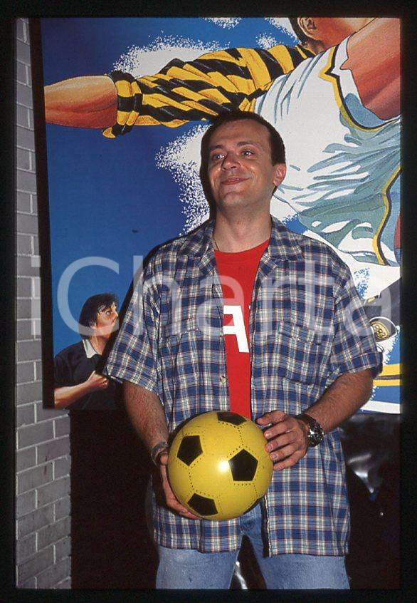 883 Max PEZZALI presenta LA DURA LEGGE DEL GOL 1997 - 35mm vintage slide (6) Diapositiva originale, in formato 35 mm.Per i diritti rivolgersi a ICharta.E' severamente vietata la riproduzione. Tutti i diritti sono riservati.ICharta mette in vendita, sul negozio eBay e in esclusiva sul sito "icharta" il proprio archivio composto da numerose diapositive e negativi fotografici d'epoca, tutti originali e autentici, che attraversano la storia del costume tra la fine degli anni Sessanta e Novanta.Si tratta di uno sguardo inedito sull'attualità , la politica, la vita quotidiana, il gossip e la cultura, che fotografa il cambiamento della nazione in quest'ultimo scorcio del XX secolo.Un'occasione unica per il mercato del collezionismo, che vede finalmente disponibile un archivio eccezionale per vastità , tematiche e condizioni, in un settore (il negativo fotografico e la diapositiva) di assoluta novità e dalle interessanti prospettive di investimento. GOOD/buono   originale e autentica 1