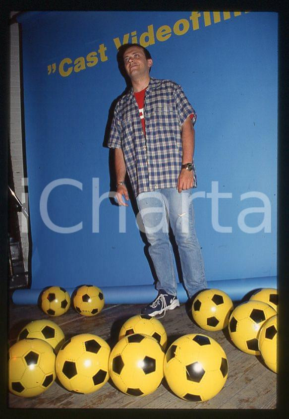 883 Max PEZZALI presenta LA DURA LEGGE DEL GOL 1997 - 35mm vintage slide (4) Diapositiva originale, in formato 35 mm.Per i diritti rivolgersi a ICharta.E' severamente vietata la riproduzione. Tutti i diritti sono riservati.ICharta mette in vendita, sul negozio eBay e in esclusiva sul sito "icharta" il proprio archivio composto da numerose diapositive e negativi fotografici d'epoca, tutti originali e autentici, che attraversano la storia del costume tra la fine degli anni Sessanta e Novanta.Si tratta di uno sguardo inedito sull'attualità , la politica, la vita quotidiana, il gossip e la cultura, che fotografa il cambiamento della nazione in quest'ultimo scorcio del XX secolo.Un'occasione unica per il mercato del collezionismo, che vede finalmente disponibile un archivio eccezionale per vastità , tematiche e condizioni, in un settore (il negativo fotografico e la diapositiva) di assoluta novità e dalle interessanti prospettive di investimento. GOOD/buono   originale e autentica 1