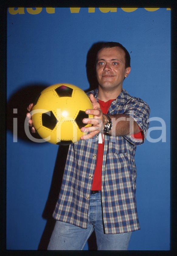 883 Max PEZZALI presenta LA DURA LEGGE DEL GOL 1997 - 35mm vintage slide (7) Diapositiva originale, in formato 35 mm.Per i diritti rivolgersi a ICharta.E' severamente vietata la riproduzione. Tutti i diritti sono riservati.ICharta mette in vendita, sul negozio eBay e in esclusiva sul sito "icharta" il proprio archivio composto da numerose diapositive e negativi fotografici d'epoca, tutti originali e autentici, che attraversano la storia del costume tra la fine degli anni Sessanta e Novanta.Si tratta di uno sguardo inedito sull'attualità , la politica, la vita quotidiana, il gossip e la cultura, che fotografa il cambiamento della nazione in quest'ultimo scorcio del XX secolo.Un'occasione unica per il mercato del collezionismo, che vede finalmente disponibile un archivio eccezionale per vastità , tematiche e condizioni, in un settore (il negativo fotografico e la diapositiva) di assoluta novità e dalle interessanti prospettive di investimento. GOOD/buono   originale e autentica 1