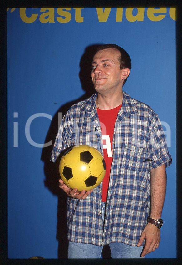883 Max PEZZALI presenta LA DURA LEGGE DEL GOL 1997 - 35mm vintage slide (10) Diapositiva originale, in formato 35 mm.Per i diritti rivolgersi a ICharta.E' severamente vietata la riproduzione. Tutti i diritti sono riservati.ICharta mette in vendita, sul negozio eBay e in esclusiva sul sito "icharta" il proprio archivio composto da numerose diapositive e negativi fotografici d'epoca, tutti originali e autentici, che attraversano la storia del costume tra la fine degli anni Sessanta e Novanta.Si tratta di uno sguardo inedito sull'attualità , la politica, la vita quotidiana, il gossip e la cultura, che fotografa il cambiamento della nazione in quest'ultimo scorcio del XX secolo.Un'occasione unica per il mercato del collezionismo, che vede finalmente disponibile un archivio eccezionale per vastità , tematiche e condizioni, in un settore (il negativo fotografico e la diapositiva) di assoluta novità e dalle interessanti prospettive di investimento. GOOD/buono   originale e autentica 1