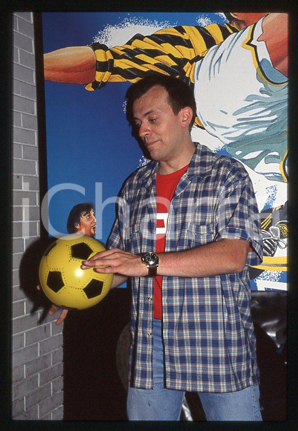 883 Max PEZZALI presenta LA DURA LEGGE DEL GOL 1997 - 35mm vintage slide (12) Diapositiva originale, in formato 35 mm.Per i diritti rivolgersi a ICharta.E' severamente vietata la riproduzione. Tutti i diritti sono riservati.ICharta mette in vendita, sul negozio eBay e in esclusiva sul sito "icharta" il proprio archivio composto da numerose diapositive e negativi fotografici d'epoca, tutti originali e autentici, che attraversano la storia del costume tra la fine degli anni Sessanta e Novanta.Si tratta di uno sguardo inedito sull'attualità , la politica, la vita quotidiana, il gossip e la cultura, che fotografa il cambiamento della nazione in quest'ultimo scorcio del XX secolo.Un'occasione unica per il mercato del collezionismo, che vede finalmente disponibile un archivio eccezionale per vastità , tematiche e condizioni, in un settore (il negativo fotografico e la diapositiva) di assoluta novità e dalle interessanti prospettive di investimento. GOOD/buono   originale e autentica 1