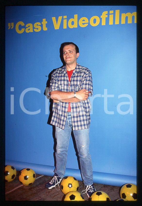 883 Max PEZZALI presenta LA DURA LEGGE DEL GOL 1997 - 35mm vintage slide (13) Diapositiva originale, in formato 35 mm.Per i diritti rivolgersi a ICharta.E' severamente vietata la riproduzione. Tutti i diritti sono riservati.ICharta mette in vendita, sul negozio eBay e in esclusiva sul sito "icharta" il proprio archivio composto da numerose diapositive e negativi fotografici d'epoca, tutti originali e autentici, che attraversano la storia del costume tra la fine degli anni Sessanta e Novanta.Si tratta di uno sguardo inedito sull'attualità , la politica, la vita quotidiana, il gossip e la cultura, che fotografa il cambiamento della nazione in quest'ultimo scorcio del XX secolo.Un'occasione unica per il mercato del collezionismo, che vede finalmente disponibile un archivio eccezionale per vastità , tematiche e condizioni, in un settore (il negativo fotografico e la diapositiva) di assoluta novità e dalle interessanti prospettive di investimento. GOOD/buono   originale e autentica 1