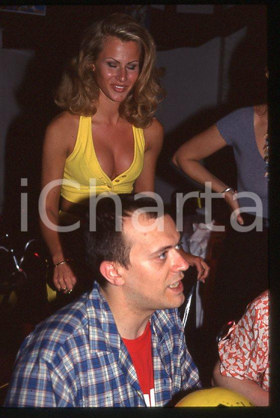 883 Max PEZZALI presenta LA DURA LEGGE DEL GOL 1997 - 35mm vintage slide (17) Diapositiva originale, in formato 35 mm.Per i diritti rivolgersi a ICharta.E' severamente vietata la riproduzione. Tutti i diritti sono riservati.ICharta mette in vendita, sul negozio eBay e in esclusiva sul sito "icharta" il proprio archivio composto da numerose diapositive e negativi fotografici d'epoca, tutti originali e autentici, che attraversano la storia del costume tra la fine degli anni Sessanta e Novanta.Si tratta di uno sguardo inedito sull'attualità , la politica, la vita quotidiana, il gossip e la cultura, che fotografa il cambiamento della nazione in quest'ultimo scorcio del XX secolo.Un'occasione unica per il mercato del collezionismo, che vede finalmente disponibile un archivio eccezionale per vastità , tematiche e condizioni, in un settore (il negativo fotografico e la diapositiva) di assoluta novità e dalle interessanti prospettive di investimento. GOOD/buono   originale e autentica 1