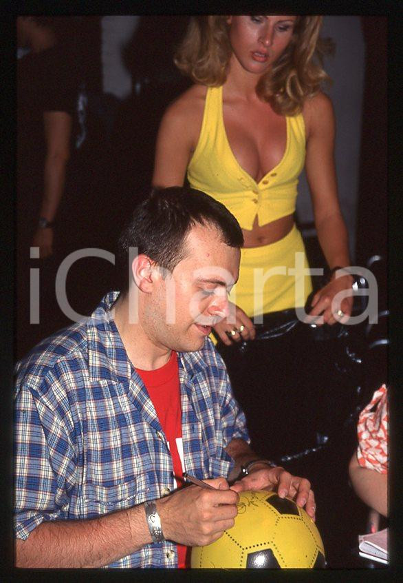 883 Max PEZZALI presenta LA DURA LEGGE DEL GOL 1997 - 35mm vintage slide (15) Diapositiva originale, in formato 35 mm.Per i diritti rivolgersi a ICharta.E' severamente vietata la riproduzione. Tutti i diritti sono riservati.ICharta mette in vendita, sul negozio eBay e in esclusiva sul sito "icharta" il proprio archivio composto da numerose diapositive e negativi fotografici d'epoca, tutti originali e autentici, che attraversano la storia del costume tra la fine degli anni Sessanta e Novanta.Si tratta di uno sguardo inedito sull'attualità , la politica, la vita quotidiana, il gossip e la cultura, che fotografa il cambiamento della nazione in quest'ultimo scorcio del XX secolo.Un'occasione unica per il mercato del collezionismo, che vede finalmente disponibile un archivio eccezionale per vastità , tematiche e condizioni, in un settore (il negativo fotografico e la diapositiva) di assoluta novità e dalle interessanti prospettive di investimento. GOOD/buono   originale e autentica 1