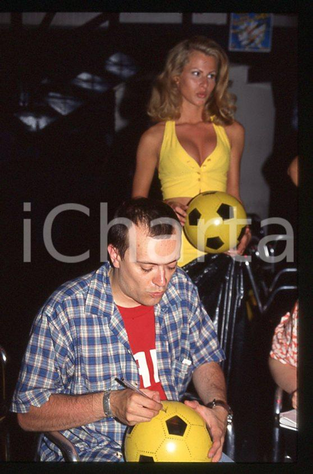 883 Max PEZZALI presenta LA DURA LEGGE DEL GOL 1997 - 35mm vintage slide (14) Diapositiva originale, in formato 35 mm.Per i diritti rivolgersi a ICharta.E' severamente vietata la riproduzione. Tutti i diritti sono riservati.ICharta mette in vendita, sul negozio eBay e in esclusiva sul sito "icharta" il proprio archivio composto da numerose diapositive e negativi fotografici d'epoca, tutti originali e autentici, che attraversano la storia del costume tra la fine degli anni Sessanta e Novanta.Si tratta di uno sguardo inedito sull'attualità , la politica, la vita quotidiana, il gossip e la cultura, che fotografa il cambiamento della nazione in quest'ultimo scorcio del XX secolo.Un'occasione unica per il mercato del collezionismo, che vede finalmente disponibile un archivio eccezionale per vastità , tematiche e condizioni, in un settore (il negativo fotografico e la diapositiva) di assoluta novità e dalle interessanti prospettive di investimento. GOOD/buono   originale e autentica 1