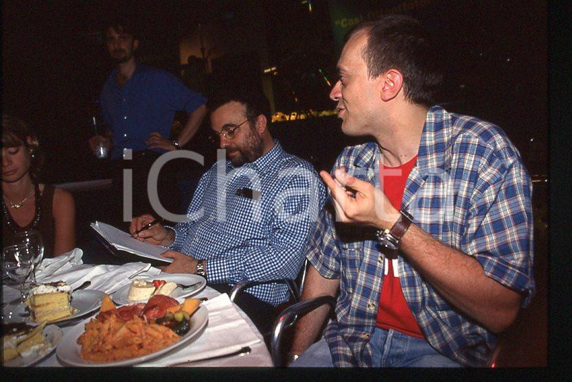 883 Max PEZZALI a cena - Ritratto 1997 - 35mm vintage slide (1) Diapositiva originale, in formato 35 mm.Per i diritti rivolgersi a ICharta.E' severamente vietata la riproduzione. Tutti i diritti sono riservati.ICharta mette in vendita, sul negozio eBay e in esclusiva sul sito "icharta" il proprio archivio composto da numerose diapositive e negativi fotografici d'epoca, tutti originali e autentici, che attraversano la storia del costume tra la fine degli anni Sessanta e Novanta.Si tratta di uno sguardo inedito sull'attualità , la politica, la vita quotidiana, il gossip e la cultura, che fotografa il cambiamento della nazione in quest'ultimo scorcio del XX secolo.Un'occasione unica per il mercato del collezionismo, che vede finalmente disponibile un archivio eccezionale per vastità , tematiche e condizioni, in un settore (il negativo fotografico e la diapositiva) di assoluta novità e dalle interessanti prospettive di investimento. GOOD/buono   originale e autentica 1