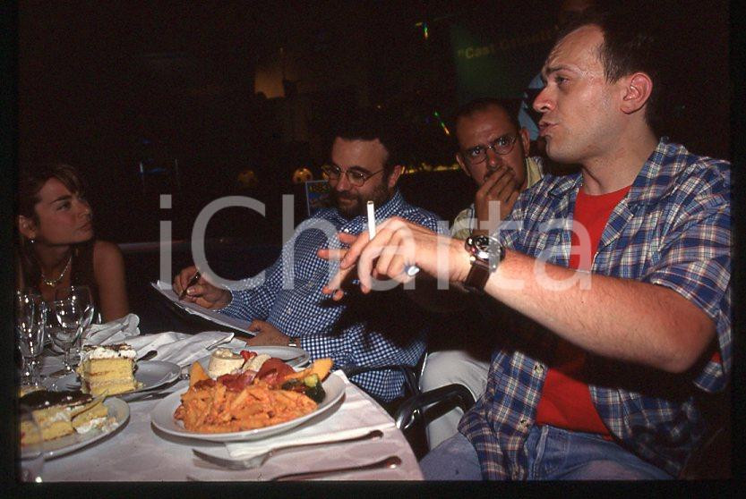 883 Max PEZZALI a cena - Ritratto 1997 - 35mm vintage slide (3) Diapositiva originale, in formato 35 mm.Per i diritti rivolgersi a ICharta.E' severamente vietata la riproduzione. Tutti i diritti sono riservati.ICharta mette in vendita, sul negozio eBay e in esclusiva sul sito "icharta" il proprio archivio composto da numerose diapositive e negativi fotografici d'epoca, tutti originali e autentici, che attraversano la storia del costume tra la fine degli anni Sessanta e Novanta.Si tratta di uno sguardo inedito sull'attualità , la politica, la vita quotidiana, il gossip e la cultura, che fotografa il cambiamento della nazione in quest'ultimo scorcio del XX secolo.Un'occasione unica per il mercato del collezionismo, che vede finalmente disponibile un archivio eccezionale per vastità , tematiche e condizioni, in un settore (il negativo fotografico e la diapositiva) di assoluta novità e dalle interessanti prospettive di investimento. GOOD/buono   originale e autentica 1