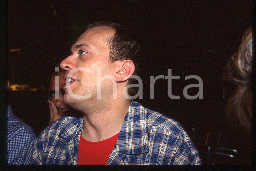 883 Max PEZZALI a cena - Ritratto 1997 - 35mm vintage slide (4) Diapositiva originale, in formato 35 mm.Per i diritti rivolgersi a ICharta.E' severamente vietata la riproduzione. Tutti i diritti sono riservati.ICharta mette in vendita, sul negozio eBay e in esclusiva sul sito "icharta" il proprio archivio composto da numerose diapositive e negativi fotografici d'epoca, tutti originali e autentici, che attraversano la storia del costume tra la fine degli anni Sessanta e Novanta.Si tratta di uno sguardo inedito sull'attualità , la politica, la vita quotidiana, il gossip e la cultura, che fotografa il cambiamento della nazione in quest'ultimo scorcio del XX secolo.Un'occasione unica per il mercato del collezionismo, che vede finalmente disponibile un archivio eccezionale per vastità , tematiche e condizioni, in un settore (il negativo fotografico e la diapositiva) di assoluta novità e dalle interessanti prospettive di investimento. GOOD/buono   originale e autentica 1