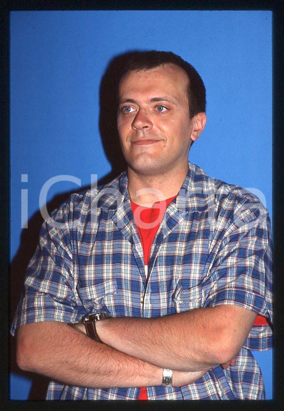 883 Max PEZZALI a cena - Ritratto 1997 - 35mm vintage slide (5) Diapositiva originale, in formato 35 mm.Per i diritti rivolgersi a ICharta.E' severamente vietata la riproduzione. Tutti i diritti sono riservati.ICharta mette in vendita, sul negozio eBay e in esclusiva sul sito "icharta" il proprio archivio composto da numerose diapositive e negativi fotografici d'epoca, tutti originali e autentici, che attraversano la storia del costume tra la fine degli anni Sessanta e Novanta.Si tratta di uno sguardo inedito sull'attualità , la politica, la vita quotidiana, il gossip e la cultura, che fotografa il cambiamento della nazione in quest'ultimo scorcio del XX secolo.Un'occasione unica per il mercato del collezionismo, che vede finalmente disponibile un archivio eccezionale per vastità , tematiche e condizioni, in un settore (il negativo fotografico e la diapositiva) di assoluta novità e dalle interessanti prospettive di investimento. GOOD/buono   originale e autentica 1