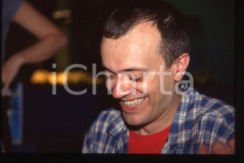 883 Max PEZZALI Ritratto 1997 - 35mm vintage slide (2) Diapositiva originale, in formato 35 mm.Per i diritti rivolgersi a ICharta.E' severamente vietata la riproduzione. Tutti i diritti sono riservati.ICharta mette in vendita, sul negozio eBay e in esclusiva sul sito "icharta" il proprio archivio composto da numerose diapositive e negativi fotografici d'epoca, tutti originali e autentici, che attraversano la storia del costume tra la fine degli anni Sessanta e Novanta.Si tratta di uno sguardo inedito sull'attualità , la politica, la vita quotidiana, il gossip e la cultura, che fotografa il cambiamento della nazione in quest'ultimo scorcio del XX secolo.Un'occasione unica per il mercato del collezionismo, che vede finalmente disponibile un archivio eccezionale per vastità , tematiche e condizioni, in un settore (il negativo fotografico e la diapositiva) di assoluta novità e dalle interessanti prospettive di investimento. GOOD/buono   originale e autentica 1