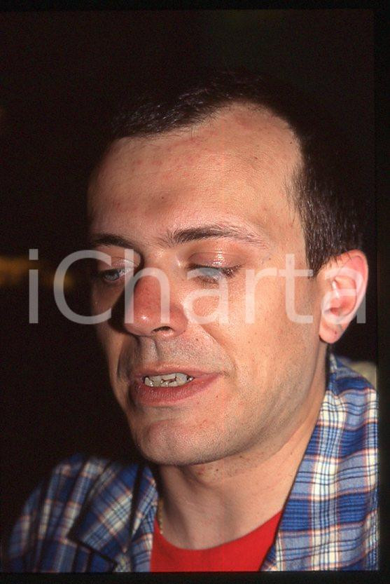 883 Max PEZZALI Ritratto 1997 - 35mm vintage slide (3) Diapositiva originale, in formato 35 mm.Per i diritti rivolgersi a ICharta.E' severamente vietata la riproduzione. Tutti i diritti sono riservati.ICharta mette in vendita, sul negozio eBay e in esclusiva sul sito "icharta" il proprio archivio composto da numerose diapositive e negativi fotografici d'epoca, tutti originali e autentici, che attraversano la storia del costume tra la fine degli anni Sessanta e Novanta.Si tratta di uno sguardo inedito sull'attualità , la politica, la vita quotidiana, il gossip e la cultura, che fotografa il cambiamento della nazione in quest'ultimo scorcio del XX secolo.Un'occasione unica per il mercato del collezionismo, che vede finalmente disponibile un archivio eccezionale per vastità , tematiche e condizioni, in un settore (il negativo fotografico e la diapositiva) di assoluta novità e dalle interessanti prospettive di investimento. GOOD/buono   originale e autentica 1