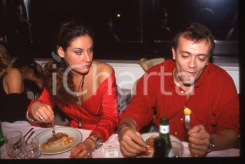 883 Max PEZZALI a cena - Ritratto 1997 - 35mm vintage slide (7) Diapositiva originale, in formato 35 mm.Per i diritti rivolgersi a ICharta.E' severamente vietata la riproduzione. Tutti i diritti sono riservati.ICharta mette in vendita, sul negozio eBay e in esclusiva sul sito "icharta" il proprio archivio composto da numerose diapositive e negativi fotografici d'epoca, tutti originali e autentici, che attraversano la storia del costume tra la fine degli anni Sessanta e Novanta.Si tratta di uno sguardo inedito sull'attualità , la politica, la vita quotidiana, il gossip e la cultura, che fotografa il cambiamento della nazione in quest'ultimo scorcio del XX secolo.Un'occasione unica per il mercato del collezionismo, che vede finalmente disponibile un archivio eccezionale per vastità , tematiche e condizioni, in un settore (il negativo fotografico e la diapositiva) di assoluta novità e dalle interessanti prospettive di investimento. GOOD/buono   originale e autentica 1