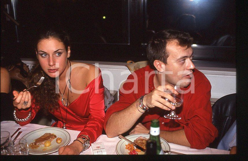 883 Max PEZZALI a cena - Ritratto 1997 - 35mm vintage slide (6) Diapositiva originale, in formato 35 mm.Per i diritti rivolgersi a ICharta.E' severamente vietata la riproduzione. Tutti i diritti sono riservati.ICharta mette in vendita, sul negozio eBay e in esclusiva sul sito "icharta" il proprio archivio composto da numerose diapositive e negativi fotografici d'epoca, tutti originali e autentici, che attraversano la storia del costume tra la fine degli anni Sessanta e Novanta.Si tratta di uno sguardo inedito sull'attualità , la politica, la vita quotidiana, il gossip e la cultura, che fotografa il cambiamento della nazione in quest'ultimo scorcio del XX secolo.Un'occasione unica per il mercato del collezionismo, che vede finalmente disponibile un archivio eccezionale per vastità , tematiche e condizioni, in un settore (il negativo fotografico e la diapositiva) di assoluta novità e dalle interessanti prospettive di investimento. GOOD/buono   originale e autentica 1