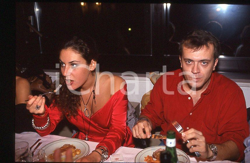 883 Max PEZZALI a cena - Ritratto 1997 - 35mm vintage slide (12) Diapositiva originale, in formato 35 mm.Per i diritti rivolgersi a ICharta.E' severamente vietata la riproduzione. Tutti i diritti sono riservati.ICharta mette in vendita, sul negozio eBay e in esclusiva sul sito "icharta" il proprio archivio composto da numerose diapositive e negativi fotografici d'epoca, tutti originali e autentici, che attraversano la storia del costume tra la fine degli anni Sessanta e Novanta.Si tratta di uno sguardo inedito sull'attualità , la politica, la vita quotidiana, il gossip e la cultura, che fotografa il cambiamento della nazione in quest'ultimo scorcio del XX secolo.Un'occasione unica per il mercato del collezionismo, che vede finalmente disponibile un archivio eccezionale per vastità , tematiche e condizioni, in un settore (il negativo fotografico e la diapositiva) di assoluta novità e dalle interessanti prospettive di investimento. GOOD/buono   originale e autentica 1