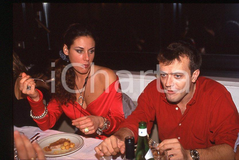 883 Max PEZZALI a cena - Ritratto 1997 - 35mm vintage slide (11) Diapositiva originale, in formato 35 mm.Per i diritti rivolgersi a ICharta.E' severamente vietata la riproduzione. Tutti i diritti sono riservati.ICharta mette in vendita, sul negozio eBay e in esclusiva sul sito "icharta" il proprio archivio composto da numerose diapositive e negativi fotografici d'epoca, tutti originali e autentici, che attraversano la storia del costume tra la fine degli anni Sessanta e Novanta.Si tratta di uno sguardo inedito sull'attualità , la politica, la vita quotidiana, il gossip e la cultura, che fotografa il cambiamento della nazione in quest'ultimo scorcio del XX secolo.Un'occasione unica per il mercato del collezionismo, che vede finalmente disponibile un archivio eccezionale per vastità , tematiche e condizioni, in un settore (il negativo fotografico e la diapositiva) di assoluta novità e dalle interessanti prospettive di investimento. GOOD/buono   originale e autentica 1