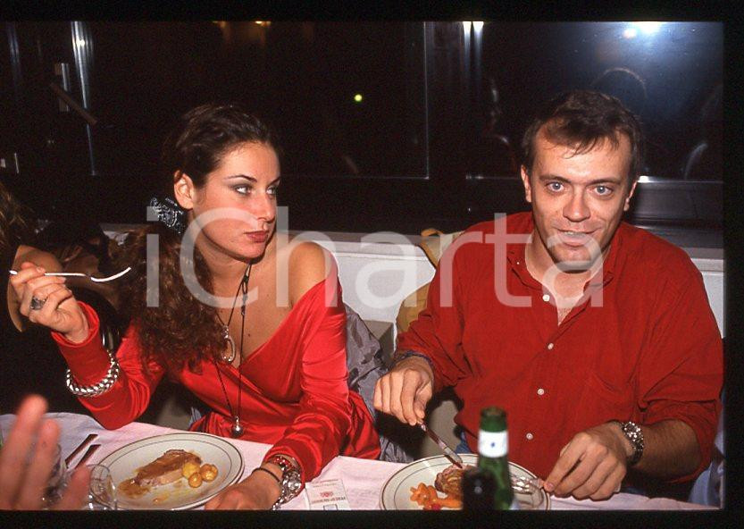 883 Max PEZZALI a cena - Ritratto 1997 - 35mm vintage slide (9) Diapositiva originale, in formato 35 mm.Per i diritti rivolgersi a ICharta.E' severamente vietata la riproduzione. Tutti i diritti sono riservati.ICharta mette in vendita, sul negozio eBay e in esclusiva sul sito "icharta" il proprio archivio composto da numerose diapositive e negativi fotografici d'epoca, tutti originali e autentici, che attraversano la storia del costume tra la fine degli anni Sessanta e Novanta.Si tratta di uno sguardo inedito sull'attualità , la politica, la vita quotidiana, il gossip e la cultura, che fotografa il cambiamento della nazione in quest'ultimo scorcio del XX secolo.Un'occasione unica per il mercato del collezionismo, che vede finalmente disponibile un archivio eccezionale per vastità , tematiche e condizioni, in un settore (il negativo fotografico e la diapositiva) di assoluta novità e dalle interessanti prospettive di investimento. GOOD/buono   originale e autentica 1