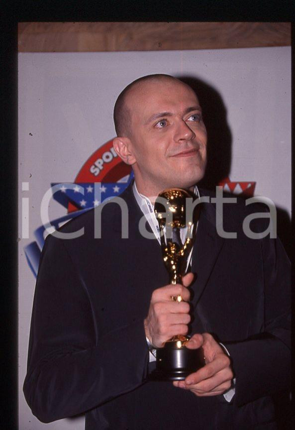 883 Max PEZZALI World Music Awards 1999 - 35mm vintage slide (1) Diapositiva originale, in formato 35 mm.Per i diritti rivolgersi a ICharta.E' severamente vietata la riproduzione. Tutti i diritti sono riservati.ICharta mette in vendita, sul negozio eBay e in esclusiva sul sito "icharta" il proprio archivio composto da numerose diapositive e negativi fotografici d'epoca, tutti originali e autentici, che attraversano la storia del costume tra la fine degli anni Sessanta e Novanta.Si tratta di uno sguardo inedito sull'attualità , la politica, la vita quotidiana, il gossip e la cultura, che fotografa il cambiamento della nazione in quest'ultimo scorcio del XX secolo.Un'occasione unica per il mercato del collezionismo, che vede finalmente disponibile un archivio eccezionale per vastità , tematiche e condizioni, in un settore (il negativo fotografico e la diapositiva) di assoluta novità e dalle interessanti prospettive di investimento. GOOD/buono   originale e autentica 1