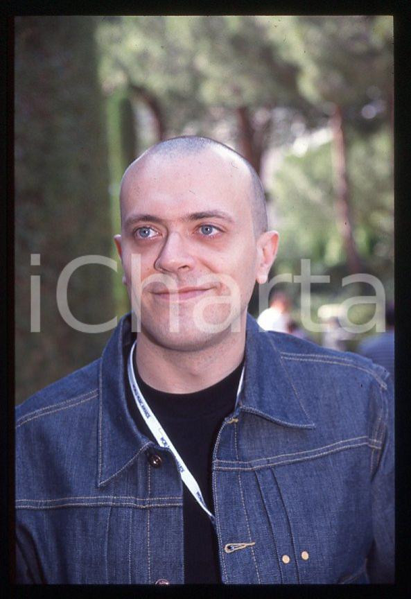 883 Max PEZZALI Ritratto del cantante 2000 ca - 35mm vintage slide (1) Diapositiva originale, in formato 35 mm.Per i diritti rivolgersi a ICharta.E' severamente vietata la riproduzione. Tutti i diritti sono riservati.ICharta mette in vendita, sul negozio eBay e in esclusiva sul sito "icharta" il proprio archivio composto da numerose diapositive e negativi fotografici d'epoca, tutti originali e autentici, che attraversano la storia del costume tra la fine degli anni Sessanta e Novanta.Si tratta di uno sguardo inedito sull'attualità , la politica, la vita quotidiana, il gossip e la cultura, che fotografa il cambiamento della nazione in quest'ultimo scorcio del XX secolo.Un'occasione unica per il mercato del collezionismo, che vede finalmente disponibile un archivio eccezionale per vastità , tematiche e condizioni, in un settore (il negativo fotografico e la diapositiva) di assoluta novità e dalle interessanti prospettive di investimento. GOOD/buono   originale e autentica 1