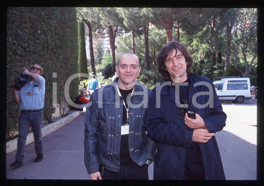 883 Max PEZZALI Claudio CECCHETTO Ritratto 2000 ca - 35mm vintage slide (1) Diapositiva originale, in formato 35 mm.Per i diritti rivolgersi a ICharta.E' severamente vietata la riproduzione. Tutti i diritti sono riservati.ICharta mette in vendita, sul negozio eBay e in esclusiva sul sito "icharta" il proprio archivio composto da numerose diapositive e negativi fotografici d'epoca, tutti originali e autentici, che attraversano la storia del costume tra la fine degli anni Sessanta e Novanta.Si tratta di uno sguardo inedito sull'attualità , la politica, la vita quotidiana, il gossip e la cultura, che fotografa il cambiamento della nazione in quest'ultimo scorcio del XX secolo.Un'occasione unica per il mercato del collezionismo, che vede finalmente disponibile un archivio eccezionale per vastità , tematiche e condizioni, in un settore (il negativo fotografico e la diapositiva) di assoluta novità e dalle interessanti prospettive di investimento. GOOD/buono   originale e autentica 1