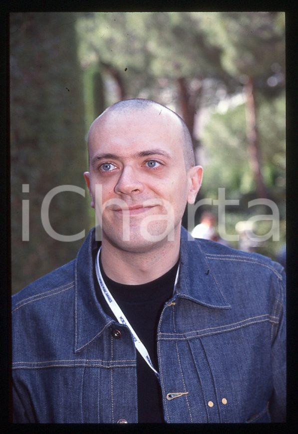 883 Max PEZZALI Ritratto del cantante 2000 ca - 35mm vintage slide (2) Diapositiva originale, in formato 35 mm.Per i diritti rivolgersi a ICharta.E' severamente vietata la riproduzione. Tutti i diritti sono riservati.ICharta mette in vendita, sul negozio eBay e in esclusiva sul sito "icharta" il proprio archivio composto da numerose diapositive e negativi fotografici d'epoca, tutti originali e autentici, che attraversano la storia del costume tra la fine degli anni Sessanta e Novanta.Si tratta di uno sguardo inedito sull'attualità , la politica, la vita quotidiana, il gossip e la cultura, che fotografa il cambiamento della nazione in quest'ultimo scorcio del XX secolo.Un'occasione unica per il mercato del collezionismo, che vede finalmente disponibile un archivio eccezionale per vastità , tematiche e condizioni, in un settore (il negativo fotografico e la diapositiva) di assoluta novità e dalle interessanti prospettive di investimento. GOOD/buono   originale e autentica 1