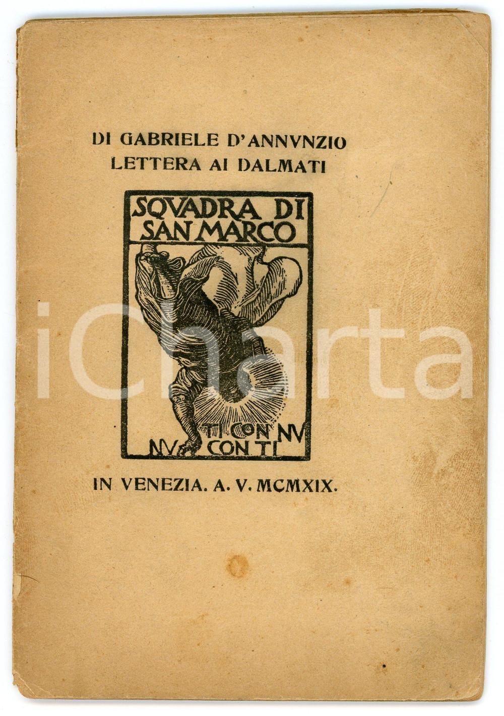 1919 Gabriele D'ANNUNZIO Lettera ai dalmati SQUADRA DI SAN MARCO Pubblicazione Pubblicazione d'epoca. EDITORE: Associazioni "Trento - Trieste" e "Dante Alighieri" - VeneziaPAGINE: 43 POOR/danneggiato Bruniture e macchie diffuse, strappi al dorso, mancanza all'angolo superiore destro Formato: 25x32  cm originale e autentica 1