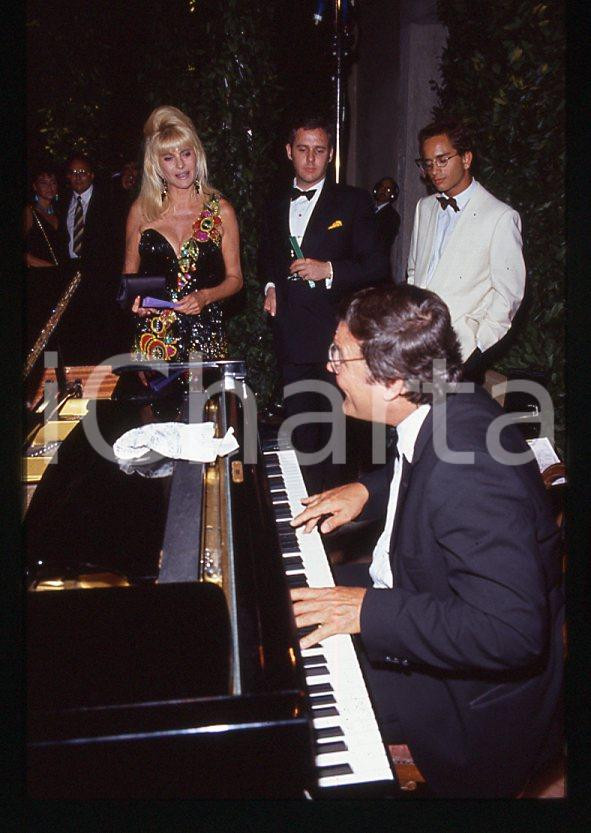 Ivana TRUMP a un party 1995 ca - 35mm vintage slide (1) Diapositiva originale, in formato 35 mm.Per i diritti rivolgersi a ICharta.E' severamente vietata la riproduzione. Tutti i diritti sono riservati.ICharta mette in vendita, sul negozio eBay e in esclusiva sul sito "icharta" il proprio archivio composto da numerose diapositive e negativi fotografici d'epoca, tutti originali e autentici, che attraversano la storia del costume tra la fine degli anni Sessanta e Novanta.Si tratta di uno sguardo inedito sull'attualità , la politica, la vita quotidiana, il gossip e la cultura, che fotografa il cambiamento della nazione in quest'ultimo scorcio del XX secolo.Un'occasione unica per il mercato del collezionismo, che vede finalmente disponibile un archivio eccezionale per vastità , tematiche e condizioni, in un settore (il negativo fotografico e la diapositiva) di assoluta novità e dalle interessanti prospettive di investimento. GOOD/buono   originale e autentica 1