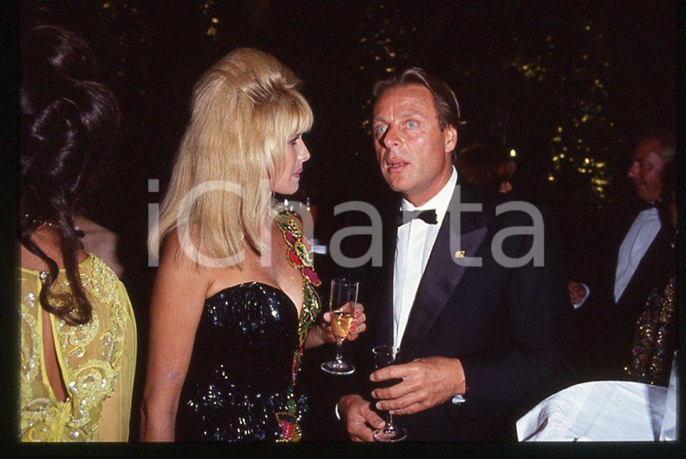 Ivana TRUMP Riccardo MAZZUCCHELLI 1995 ca - 35mm vintage slide (1) Diapositiva originale, in formato 35 mm.Per i diritti rivolgersi a ICharta.E' severamente vietata la riproduzione. Tutti i diritti sono riservati.ICharta mette in vendita, sul negozio eBay e in esclusiva sul sito "icharta" il proprio archivio composto da numerose diapositive e negativi fotografici d'epoca, tutti originali e autentici, che attraversano la storia del costume tra la fine degli anni Sessanta e Novanta.Si tratta di uno sguardo inedito sull'attualità , la politica, la vita quotidiana, il gossip e la cultura, che fotografa il cambiamento della nazione in quest'ultimo scorcio del XX secolo.Un'occasione unica per il mercato del collezionismo, che vede finalmente disponibile un archivio eccezionale per vastità , tematiche e condizioni, in un settore (il negativo fotografico e la diapositiva) di assoluta novità e dalle interessanti prospettive di investimento. GOOD/buono   originale e autentica 1