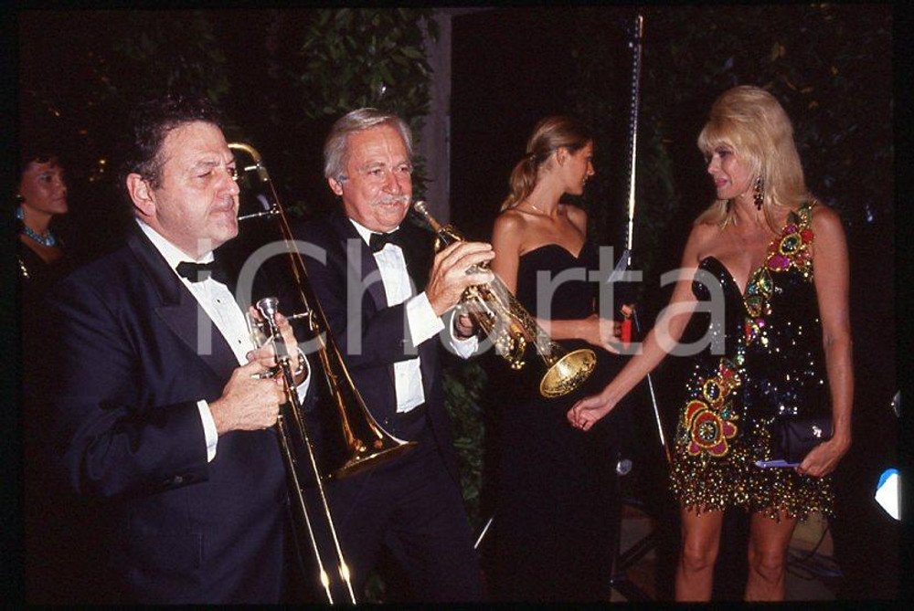 Ivana TRUMP a un party 1995 ca - 35mm vintage slide (2) Diapositiva originale, in formato 35 mm.Per i diritti rivolgersi a ICharta.E' severamente vietata la riproduzione. Tutti i diritti sono riservati.ICharta mette in vendita, sul negozio eBay e in esclusiva sul sito "icharta" il proprio archivio composto da numerose diapositive e negativi fotografici d'epoca, tutti originali e autentici, che attraversano la storia del costume tra la fine degli anni Sessanta e Novanta.Si tratta di uno sguardo inedito sull'attualità , la politica, la vita quotidiana, il gossip e la cultura, che fotografa il cambiamento della nazione in quest'ultimo scorcio del XX secolo.Un'occasione unica per il mercato del collezionismo, che vede finalmente disponibile un archivio eccezionale per vastità , tematiche e condizioni, in un settore (il negativo fotografico e la diapositiva) di assoluta novità e dalle interessanti prospettive di investimento. GOOD/buono   originale e autentica 1