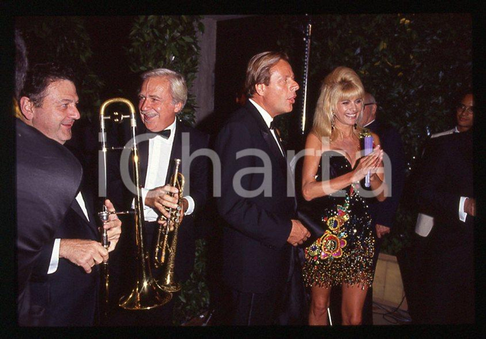 Ivana TRUMP Riccardo MAZZUCCHELLI a un party 1995 ca - 35mm vintage slide (2) Diapositiva originale, in formato 35 mm.Per i diritti rivolgersi a ICharta.E' severamente vietata la riproduzione. Tutti i diritti sono riservati.ICharta mette in vendita, sul negozio eBay e in esclusiva sul sito "icharta" il proprio archivio composto da numerose diapositive e negativi fotografici d'epoca, tutti originali e autentici, che attraversano la storia del costume tra la fine degli anni Sessanta e Novanta.Si tratta di uno sguardo inedito sull'attualità , la politica, la vita quotidiana, il gossip e la cultura, che fotografa il cambiamento della nazione in quest'ultimo scorcio del XX secolo.Un'occasione unica per il mercato del collezionismo, che vede finalmente disponibile un archivio eccezionale per vastità , tematiche e condizioni, in un settore (il negativo fotografico e la diapositiva) di assoluta novità e dalle interessanti prospettive di investimento. GOOD/buono   originale e autentica 1