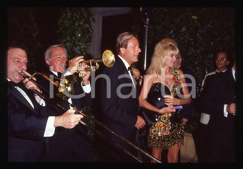Ivana TRUMP Riccardo MAZZUCCHELLI a un party 1995 ca - 35mm vintage slide (3) Diapositiva originale, in formato 35 mm.Per i diritti rivolgersi a ICharta.E' severamente vietata la riproduzione. Tutti i diritti sono riservati.ICharta mette in vendita, sul negozio eBay e in esclusiva sul sito "icharta" il proprio archivio composto da numerose diapositive e negativi fotografici d'epoca, tutti originali e autentici, che attraversano la storia del costume tra la fine degli anni Sessanta e Novanta.Si tratta di uno sguardo inedito sull'attualità , la politica, la vita quotidiana, il gossip e la cultura, che fotografa il cambiamento della nazione in quest'ultimo scorcio del XX secolo.Un'occasione unica per il mercato del collezionismo, che vede finalmente disponibile un archivio eccezionale per vastità , tematiche e condizioni, in un settore (il negativo fotografico e la diapositiva) di assoluta novità e dalle interessanti prospettive di investimento. GOOD/buono   originale e autentica 1