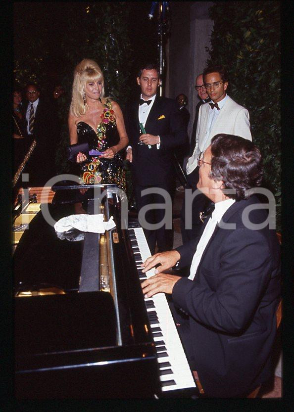 Ivana TRUMP a un party 1995 ca - 35mm vintage slide (4) Diapositiva originale, in formato 35 mm.Per i diritti rivolgersi a ICharta.E' severamente vietata la riproduzione. Tutti i diritti sono riservati.ICharta mette in vendita, sul negozio eBay e in esclusiva sul sito "icharta" il proprio archivio composto da numerose diapositive e negativi fotografici d'epoca, tutti originali e autentici, che attraversano la storia del costume tra la fine degli anni Sessanta e Novanta.Si tratta di uno sguardo inedito sull'attualità , la politica, la vita quotidiana, il gossip e la cultura, che fotografa il cambiamento della nazione in quest'ultimo scorcio del XX secolo.Un'occasione unica per il mercato del collezionismo, che vede finalmente disponibile un archivio eccezionale per vastità , tematiche e condizioni, in un settore (il negativo fotografico e la diapositiva) di assoluta novità e dalle interessanti prospettive di investimento. GOOD/buono   originale e autentica 1